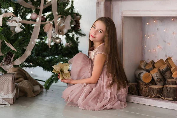 Портрет Красивой Маленькой Девочки Камина Рождество — стоковое фото