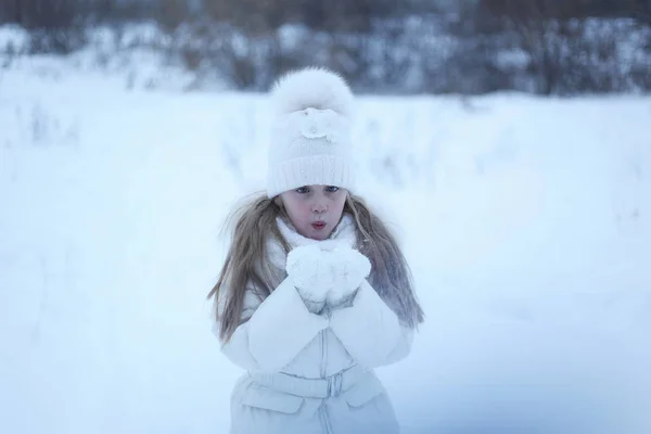 Winterfreudiges Kleines Kind Hält Pustenden Schnee Auf Den Händen — Stockfoto