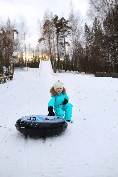 Kleines Mädchen Wintertag Auf Schneeröhren Bergab — Stockfoto