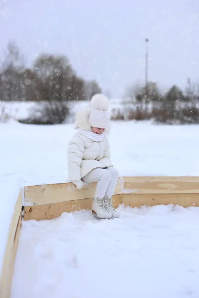 Rozkošná Holčička Jít Bruslit Kluziště Zimě Sníh Den — Stock fotografie
