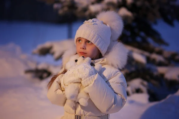 Doce Menina Abraçar Brinquedo Favorito Noite Inverno — Fotografia de Stock