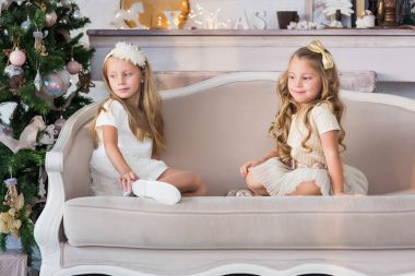 Noel tatili için yatağın üstüne oturan iki oynak kız arkadaşım