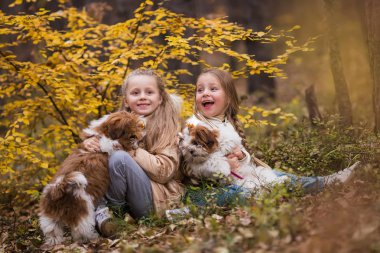 Sonbahar Park iki yavru iki şirin mutlu kız arkadaşlarıyla portresi