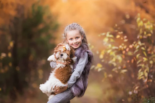 Retrato Uma Menina Bonita Colete Pele Abraçando Filhote Cachorro Fofo — Fotografia de Stock