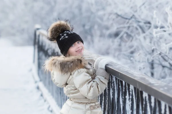 Ragazzina Godendo Una Giornata Fuori Giocare Nella Foresta Invernale — Foto Stock