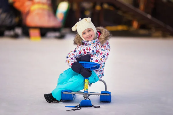 Kleines Mädchen Reitet Auf Schneekatzen — Stockfoto