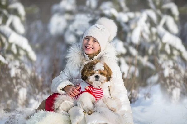Счастливая Улыбающаяся Девушка Обнимает Свою Собаку Зимнем Парке — стоковое фото