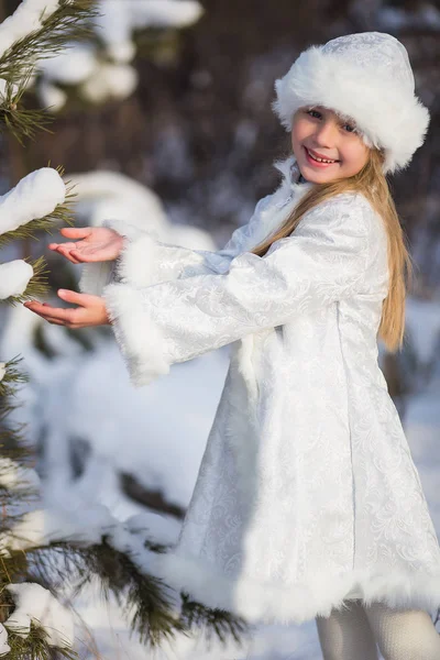 Güzel kızı uygun kar kızlık kış orman