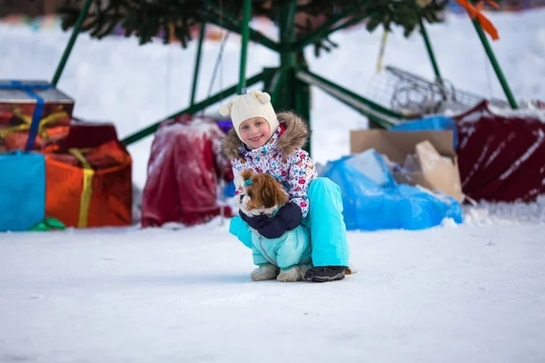 Glückliches Kleines Mädchen Mit Hund Overalls Auf Dem Hintergrund Eines — Stockfoto