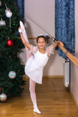 Sevimli küçük kız balerin. Uzanan bir Noel ağacı arka plan üzerinde bir balerin kız yok