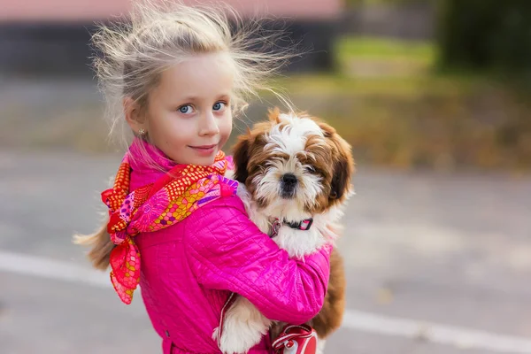 Retrato Chica Feliz Abrazando Perro Shih Tzu Mirando Cámara — Foto de Stock