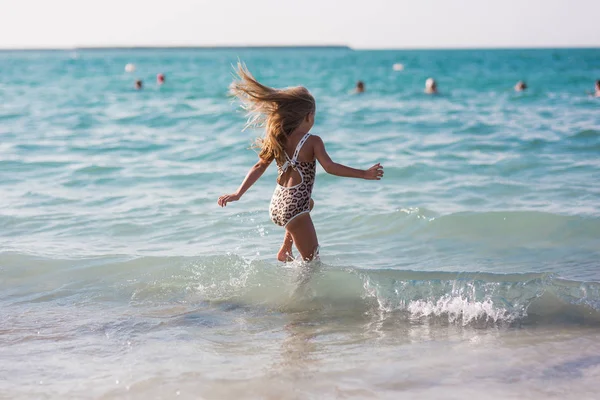Gadis Dengan Rambut Panjang Mengalir Melompat Pada Gelombang Laut — Stok Foto