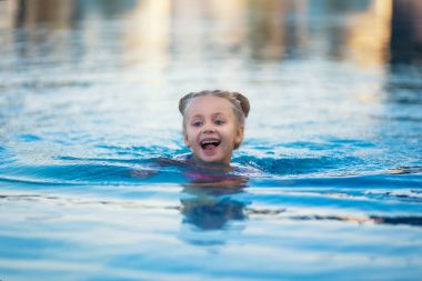 Mutlu havuzda küçük bir kız