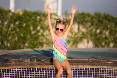 Portre sevimli mutlu küçük kız havuzda eğleniyor. Çocuklar spor aile yaz tatil. Aktif sağlıklı tatil