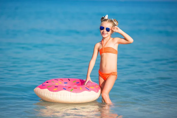 Şişirilebilir kauçuk daire plaj tatil ile küçük kız portresi