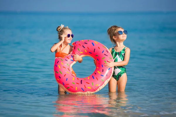 Dwie Dziewczynki Szczęśliwy Odpoczynku Nad Morzem Uśmiechnięta Dziewczyna Pływanie Kręgu — Zdjęcie stockowe