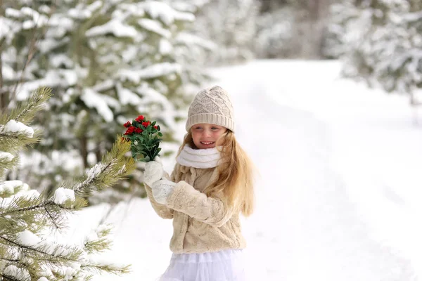 Όμορφο Κοριτσάκι Μπουκέτο Από Λουλούδια Και Ερυθρελάτης Υποκατάστημα Χειμώνα Δάση — Φωτογραφία Αρχείου