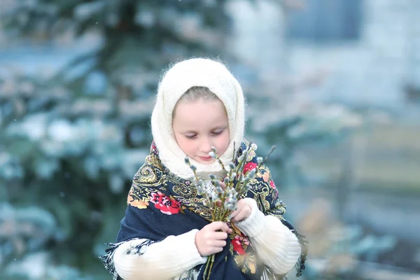 Ruská Dívka Národních Šátek Větve Vrby Svých Rukou — Stock fotografie