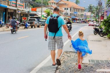 Baba kızını elinden tutup yolda yol açar. Samui Adası. Tayland. Rating.