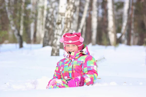 Lustige Glückliche Kleine Mädchen Spaziert Auf Einem Großen Drift Winterwald — Stockfoto