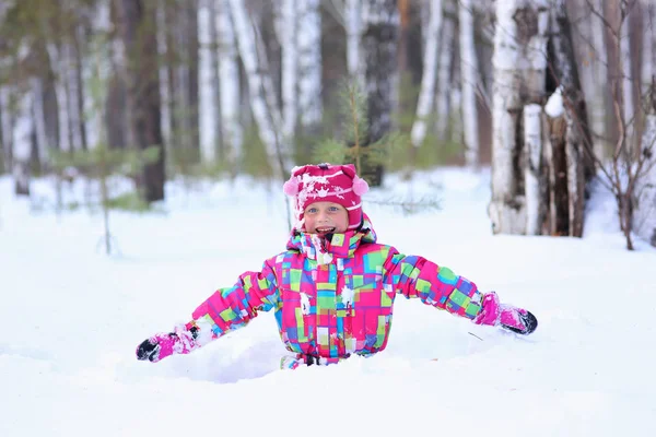 Lustige Glückliche Kleine Mädchen Spaziert Auf Einem Großen Drift Winterwald — Stockfoto