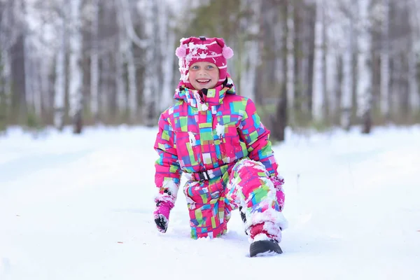 面白い幸せ少女冬の森で大きい漂流の上を歩く — ストック写真
