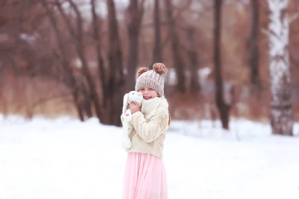 Χαριτωμένο Κορίτσι Αγκαλιάζει Ένα Γεμισμένο Παιχνίδι Ημέρα Του Χειμώνα Στο — Φωτογραφία Αρχείου