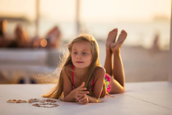 Прекрасная Девушка Длинными Волосами Лежит Пляже Фоне Заката — стоковое фото