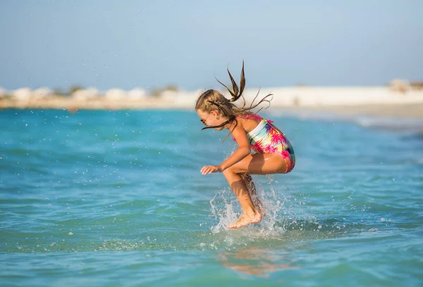 Gadis Muda Bersenang Senang Dalam Gelombang — Stok Foto