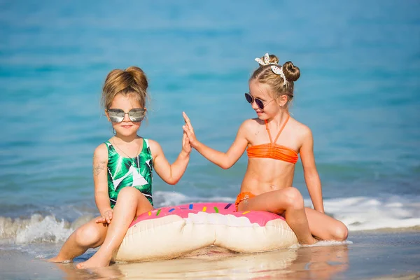 Meninas Felizes Mar Namoradas Alegres Brincando Férias — Fotografia de Stock