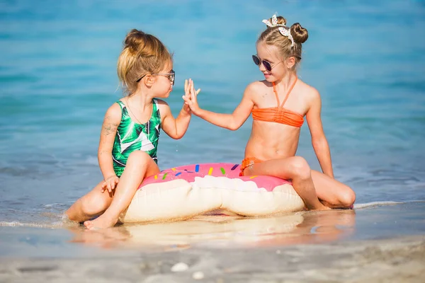 Glückliche Mädchen Auf Dem Meer Fröhliche Freundinnen Spielen Urlaub Herum — Stockfoto