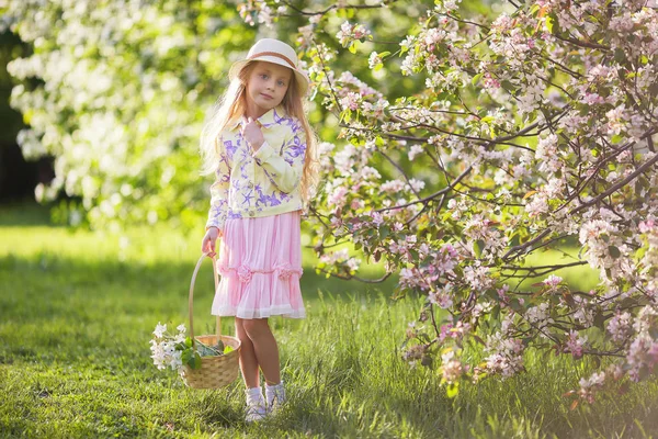 Portret Piękny Długowłosy Dziewczyna Sukience Urocze Dziecko Zabawy Ogrodzie Kwiat — Zdjęcie stockowe