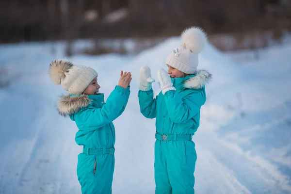 冬天的时候 孩子们在满是白雪的森林里玩得很开心 — 图库照片