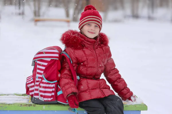 Kleines Mädchen Einem Wintertag Mit Schulrucksack — Stockfoto