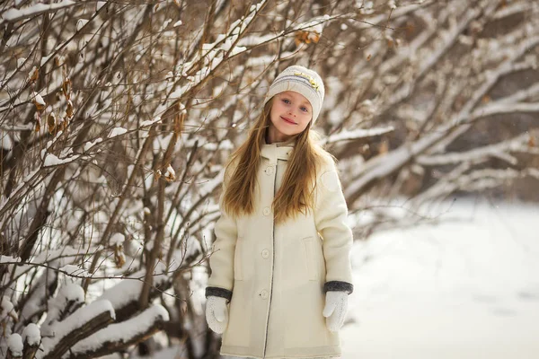 Ritratto Una Ragazza Che Cammina Inverno All Aperto Bambini All — Foto Stock