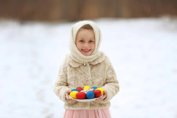 Menina Russa Lenço Nacional Com Ramos Salgueiro Suas Mãos Ovos — Fotografia de Stock