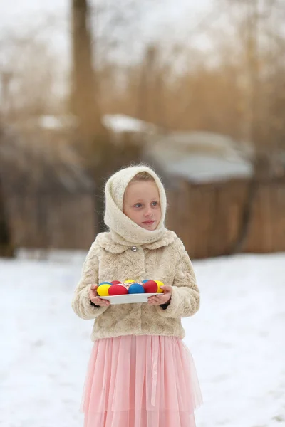 Russisches Mädchen Nationalschal Mit Weidenzweigen Den Händen Und Eiern Und — Stockfoto