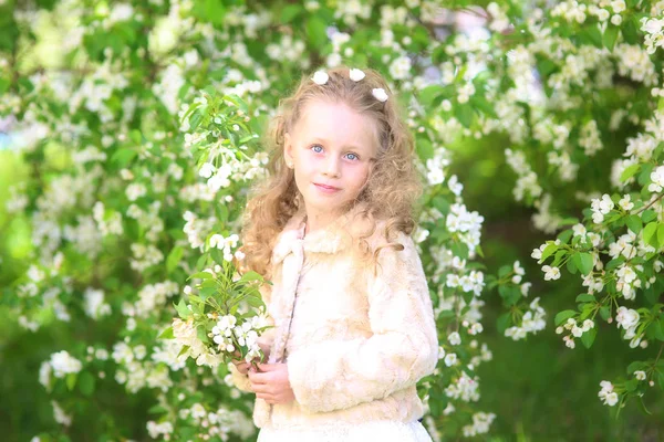 Retrato Pequena Menina Feliz Pomar Maçã Florido Criança Muito Bonito — Fotografia de Stock