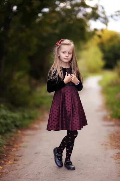 Портрет Милой Девушки Платье Летнем Парке — стоковое фото