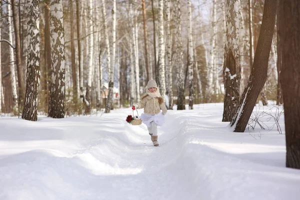 Милая Маленькая Счастливая Девочка Бегает Зимнем Лесу Корзиной Цветов — стоковое фото