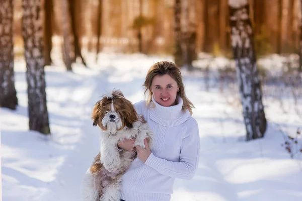 Buitenshuis Levensstijl Close Beeld Van Prachtige Vrouw Knuffelen Hond Winter — Stockfoto