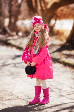 Tatlı kız kauçuk bir güneşli bir bahar gününde bir sırt çantası ile çizme