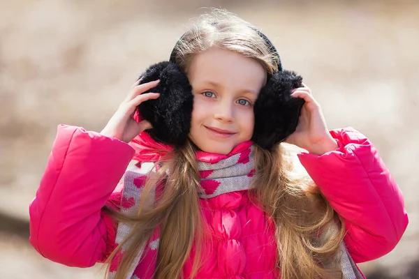 Πορτρέτο Του Ένα Χαριτωμένο Κορίτσι Γούνινα Ακουστικά Μια Ηλιόλουστη Ημέρα — Φωτογραφία Αρχείου