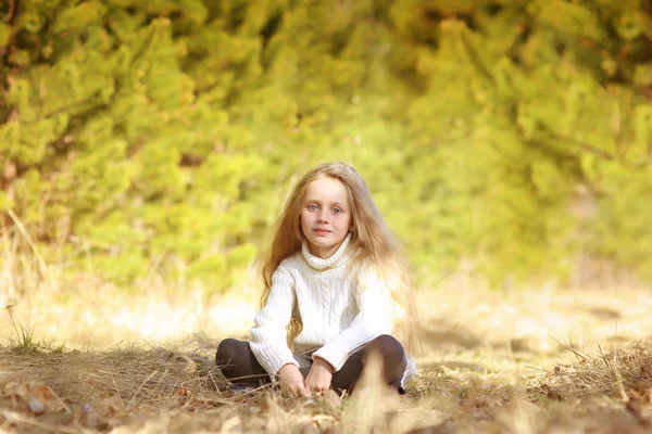 Portrait Une Jolie Fille Casque Fourrure Sur Une Journée Printemps — Photo