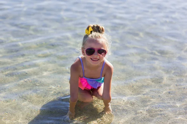 Маленькая Девочка Наслаждается Солнечным Летним Днем Воде — стоковое фото