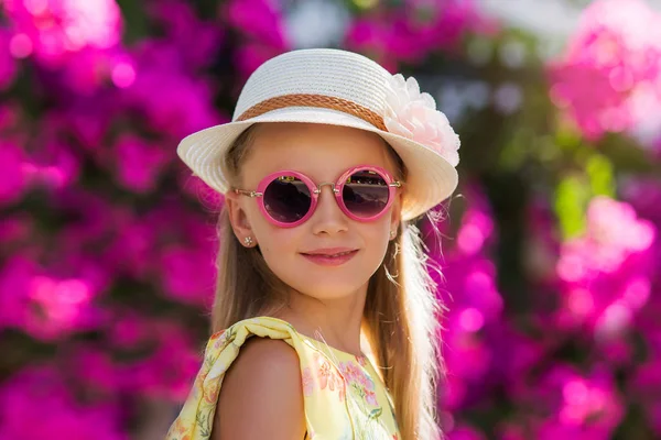 Портрет Красивої Милої Молодої Дівчини Капелюсі Сонцезахисних Окулярах Фоні Квітучих — стокове фото