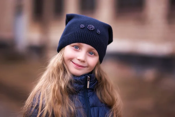 Außenporträt Eines Niedlichen Kleinen Jährigen Mädchens — Stockfoto