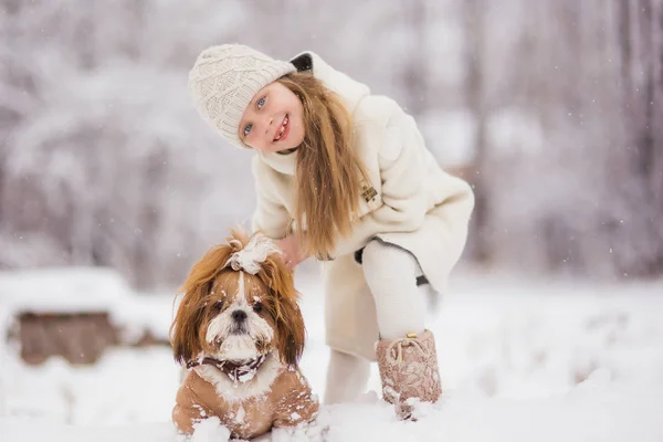 Portret Van Een Vrolijk Meisje Met Hond — Stockfoto