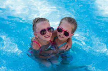 İki küçük kız havuzu tatil üzerinde