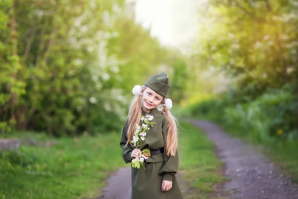 Süßes Mädchen Militäruniform Mit Einem Strauß Apfelblüten — Stockfoto